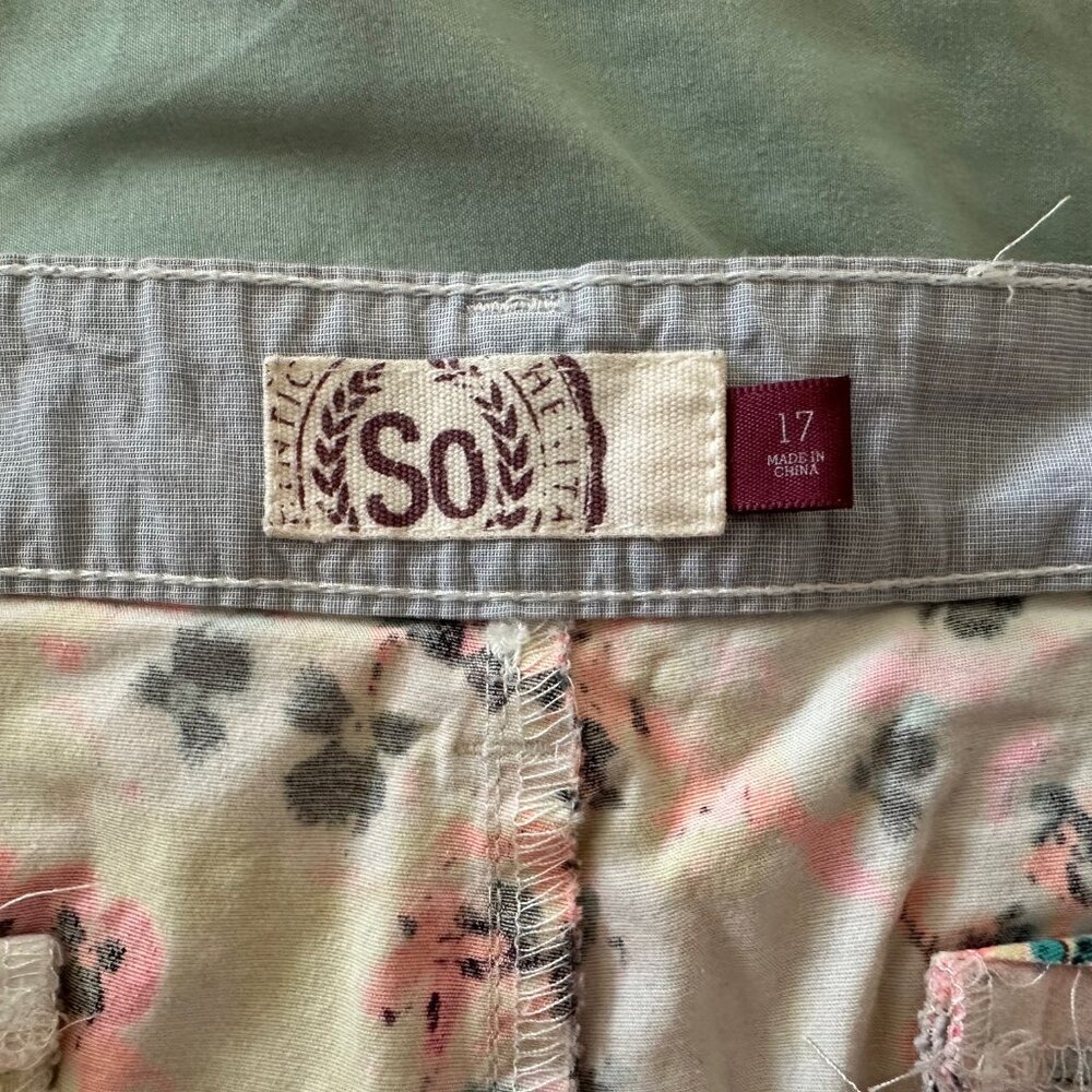 SO Floral Shorts - Size 17 (Juniors) - White & Floral Pattern - Picture 3 of 4